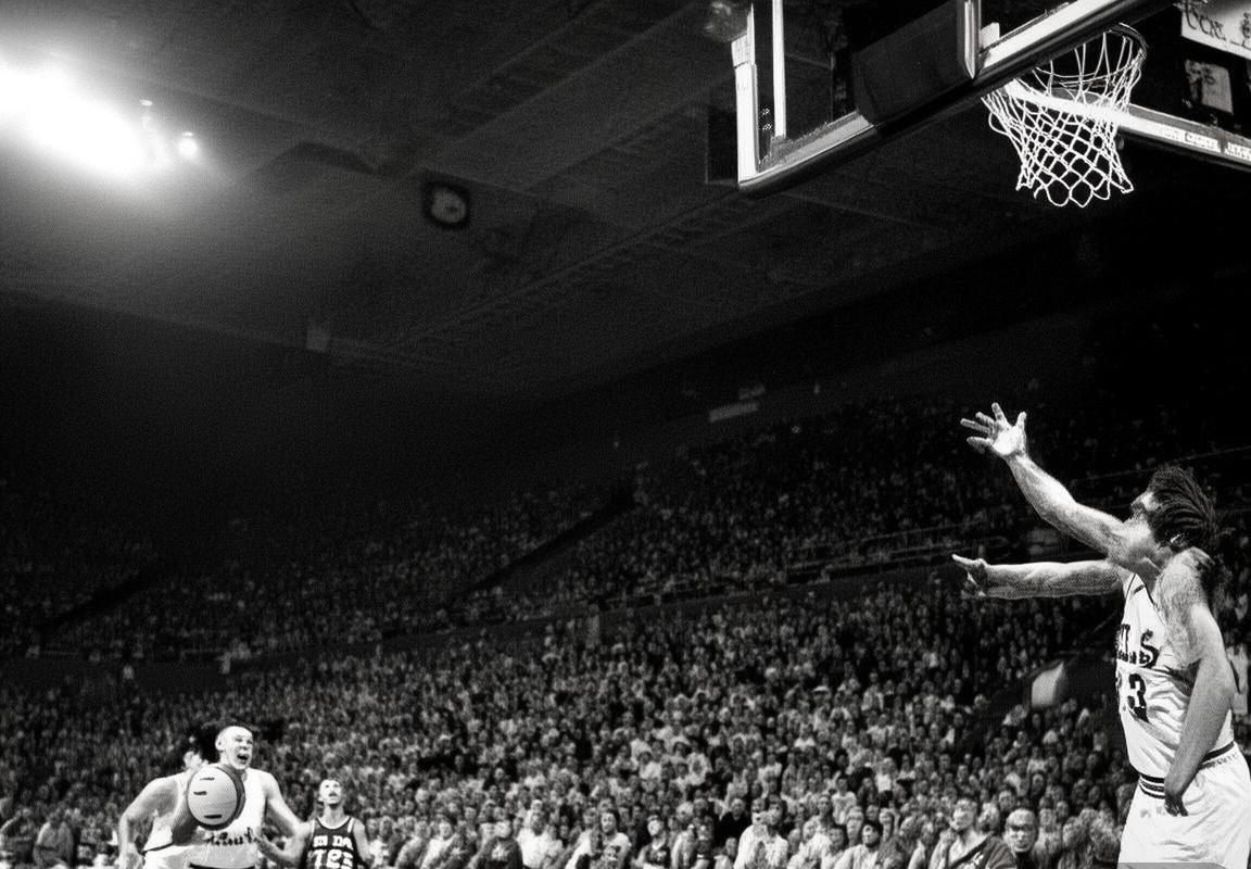 76人活塞巅峰对决：战术较量与个人风采解析(图3)